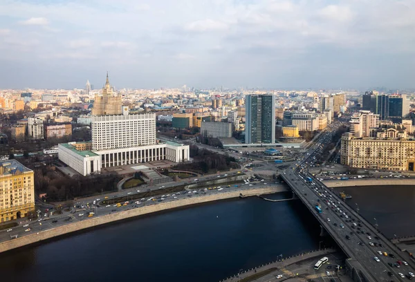 Вид с воздуха на здание правительства и центр Москвы — стоковое фото