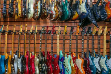 Gitarlar satılığa çıktı