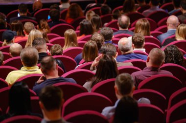 İş konferansına katılanlar oturup dinlesin.