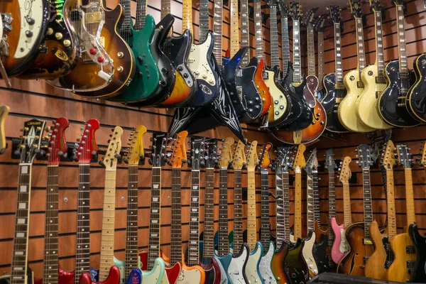 Guitarras na loja para venda — Fotografia de Stock