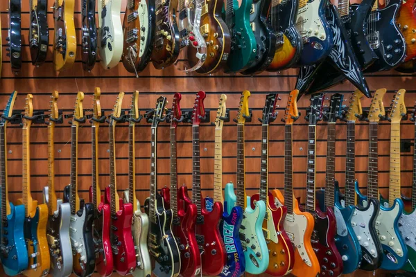 Guitars in store for sale — Stock Photo, Image