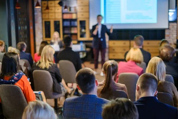 Publiken lyssnar på föreläsare på workshop — Stockfoto