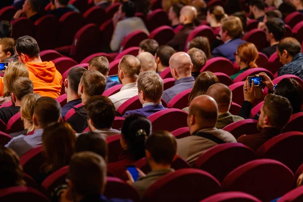 Konferensdeltagare sitter och lyssnar — Stockfoto