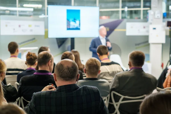 Publikum hört Dozent bei Workshop zu — Stockfoto