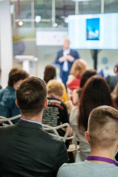 Audience listens lecturer at workshop — Stock Photo, Image