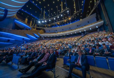 İş konferansına katılanlar oturup dinlesin.