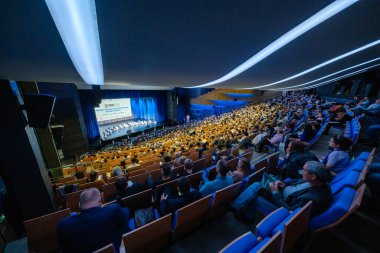 İş konferansına katılanlar oturup dinlesin.