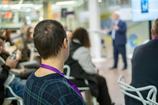 Publiek luistert docent op workshop — Stockfoto