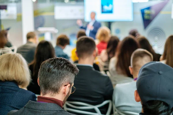 Il pubblico ascolta il docente al workshop — Foto Stock