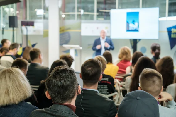 Publikum lytter til foreleser på verkstedet – stockfoto