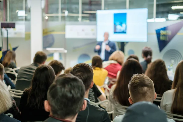 Publiek luistert docent op workshop — Stockfoto