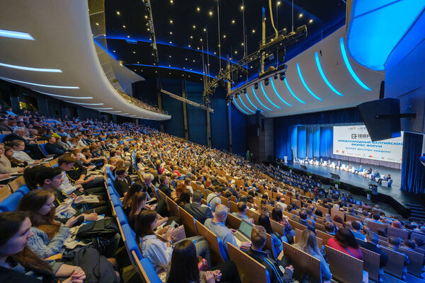 Участники бизнес-конференции сидят и слушают