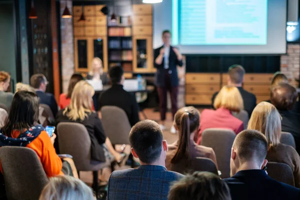 Il pubblico ascolta il docente al workshop — Foto Stock