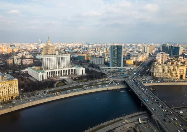 Вид с воздуха на здание правительства и центр Москвы — стоковое фото