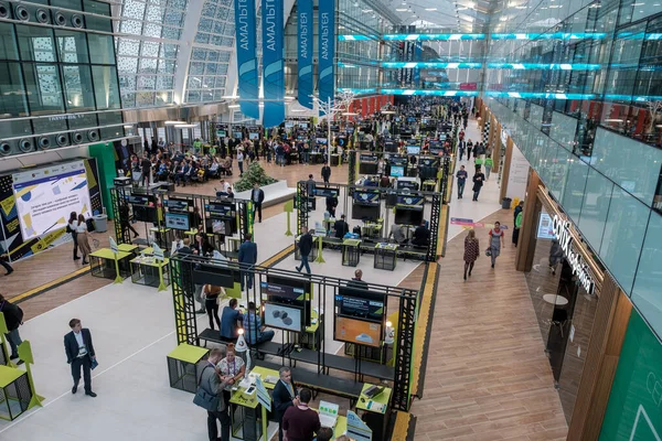 Los visitantes del foro empresarial se desplazan por el espacio expositivo — Foto de Stock