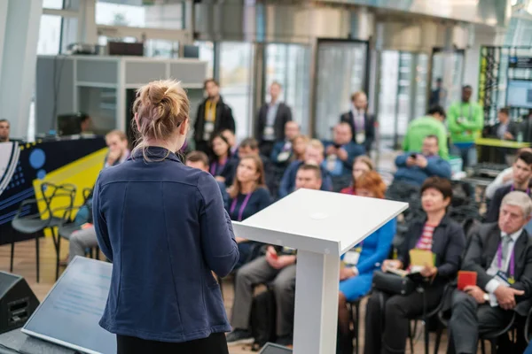 Startup flicka ledare talar på planen session — Stockfoto