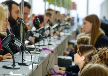 İş konferansı ziyaretçileri resepsiyona kaydoluyor.