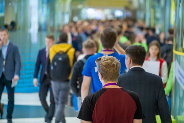 Massor av människor som går inomhus, defocused, — Stockfoto