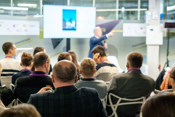 Publikum hört Dozent bei Workshop zu — Stockfoto