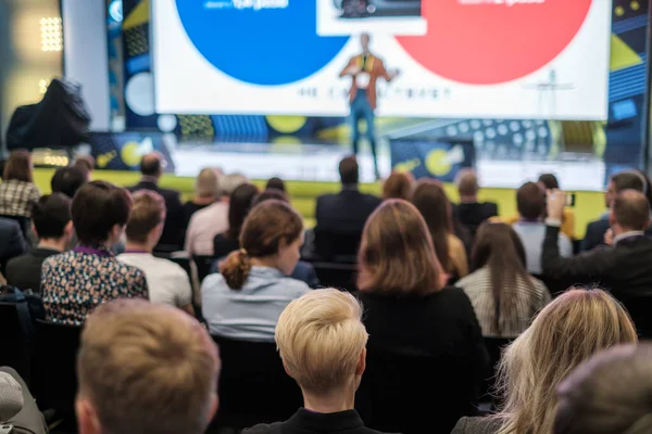 Publiek luistert docent op workshop — Stockfoto