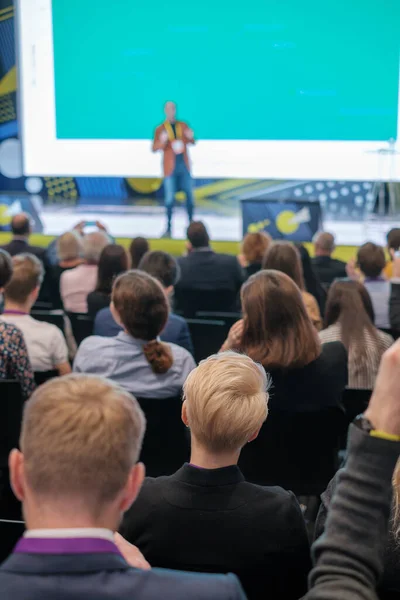 Il pubblico ascolta il docente al workshop — Foto Stock