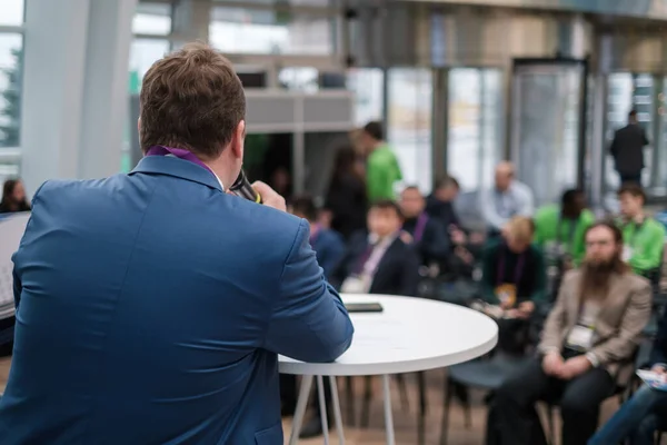 Startup flicka ledare talar på planen session — Stockfoto