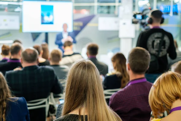 Publiken lyssnar på föreläsare på workshop — Stockfoto