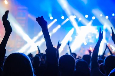 Canlı rock konserinin hayranları tezahürat yapıyor