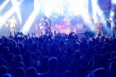 Canlı rock konserinin hayranları tezahürat yapıyor