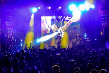 Canlı rock konserinin hayranları tezahürat yapıyor