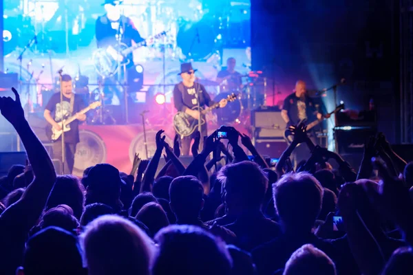 Rajongók az élő rock koncerten éljenzés — Stock Fotó