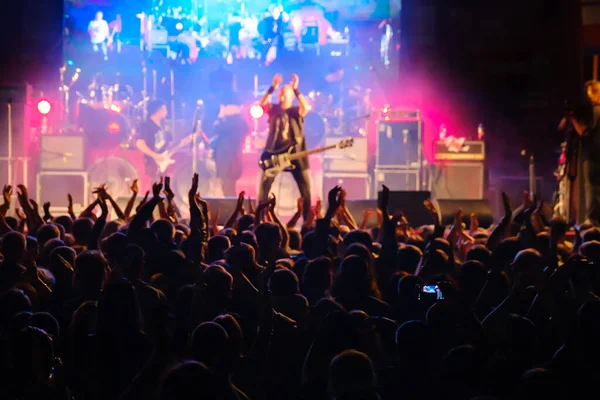 Fans på live rock musik konsert jublar — Stockfoto