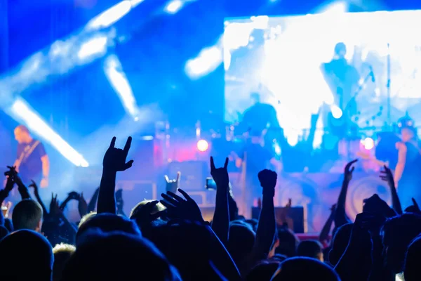 Fans på live rock musik konsert jublar — Stockfoto