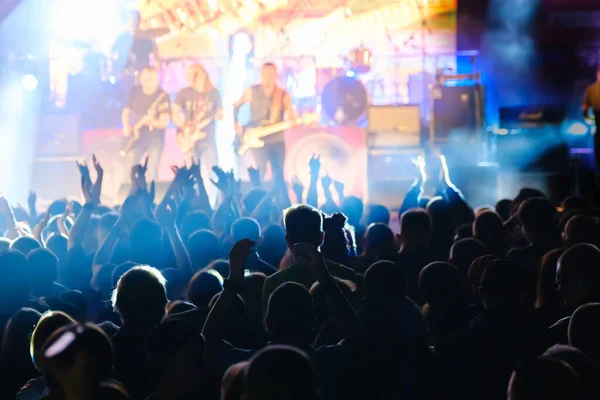 Fans bei Live-Rockmusik-Konzert jubeln — Stockfoto