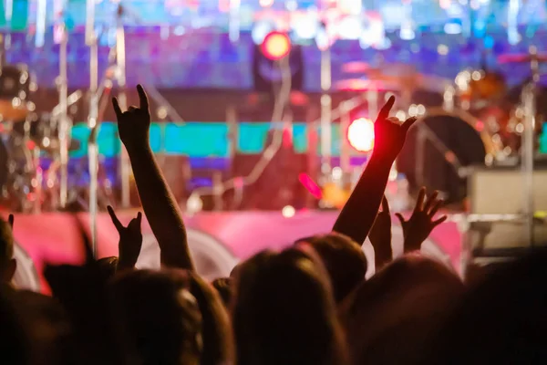 Болельщики на концерте живой рок-музыки приветствуют — стоковое фото