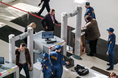 İş konferansı güvenlik kontrol noktası, üst görünüm zaman aşımı