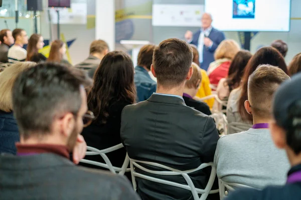 Publiken lyssnar på föreläsare på workshop — Stockfoto