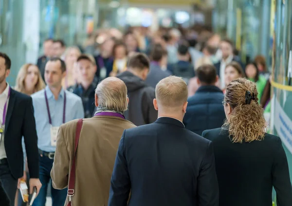 Massor av människor som går inomhus, defocused, — Stockfoto