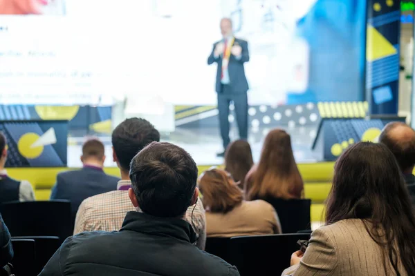 Il pubblico ascolta il docente al workshop — Foto Stock