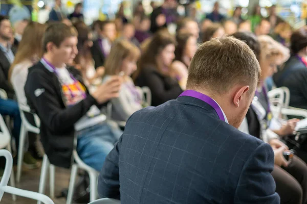 Publiken lyssnar på föreläsare på workshop — Stockfoto