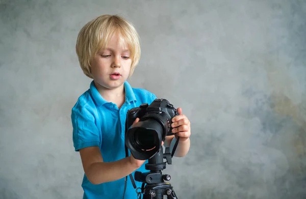 Fiú játszik egy professzionális fényképezőgép — Stock Fotó