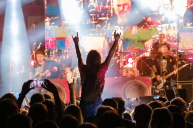 Canlı rock konserinin hayranları tezahürat yapıyor