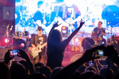 Canlı rock konserinin hayranları tezahürat yapıyor