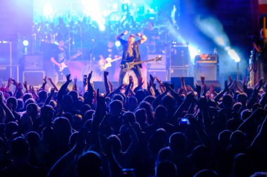 Canlı rock konserinin hayranları tezahürat yapıyor
