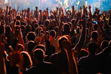 Canlı rock konserinin hayranları tezahürat yapıyor