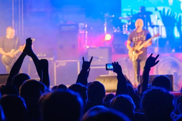 Les fans écoutent un groupe de rock sur scène — Photo