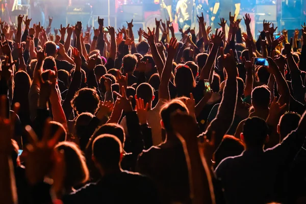 I fan del concerto di musica rock live applaudono — Foto Stock