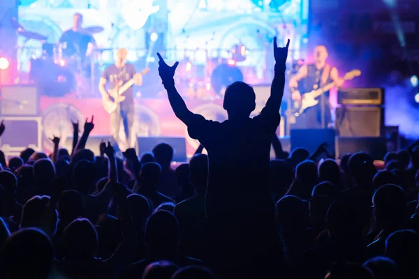 록 음악 콘서트에 참여 한 팬들 — 스톡 사진