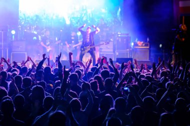 Canlı rock konserinin hayranları tezahürat yapıyor