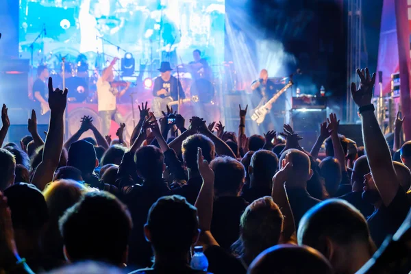 Les fans au concert de musique rock live applaudissent — Photo